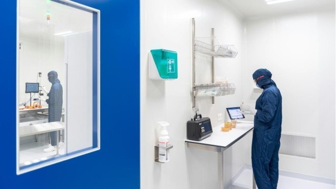 Maßgeschneiderte Kunststoffverkleidung für Luftdekontaminationsanlagen – werkzeuglos entwickelt und gefertigt Maßgeschneiderte Kunststoffverkleidung für Luftdekontaminationsanlagen – werkzeuglos entwickelt und gefertigt